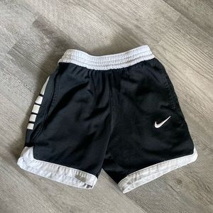 Nike basketball shorts (3t)